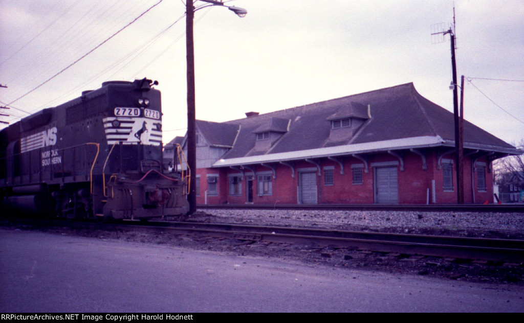 NS 2720 beside the former N&W station